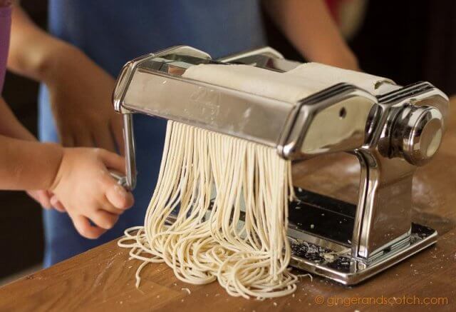 Cutting ramen dough into strands