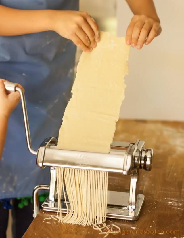 Cutting ramen dough into strands