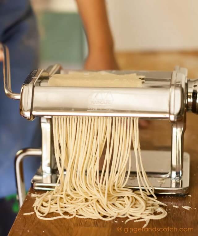 Cutting ramen dough into strands