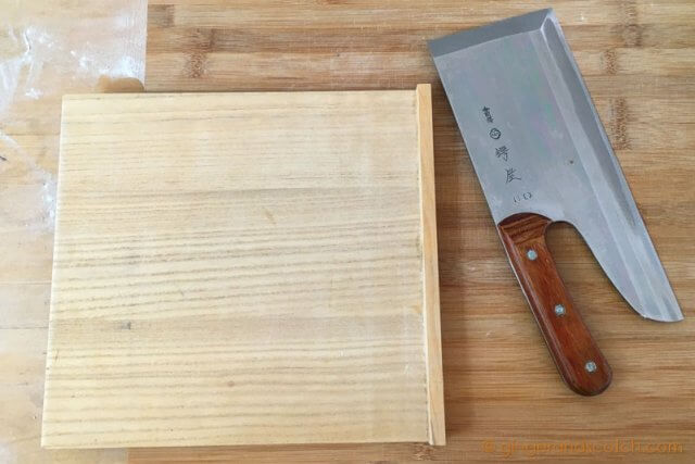 Soba knife and wood cutting guide